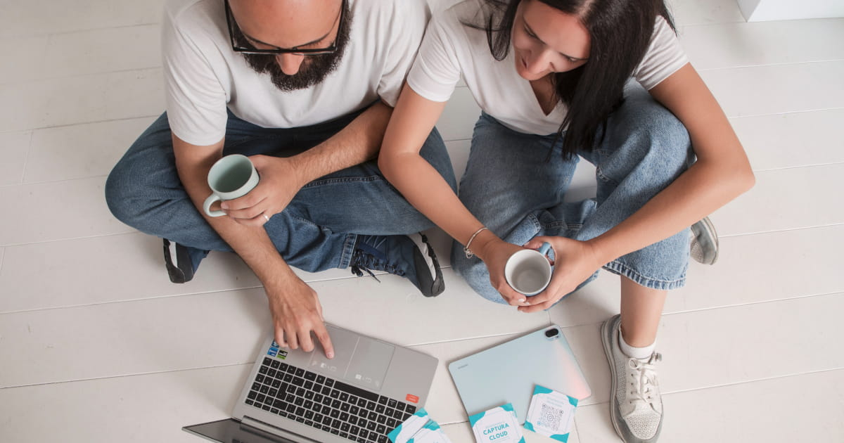 Dos personas revisando CapturaCloud en un portátil durante una sesión de soporte personalizado.